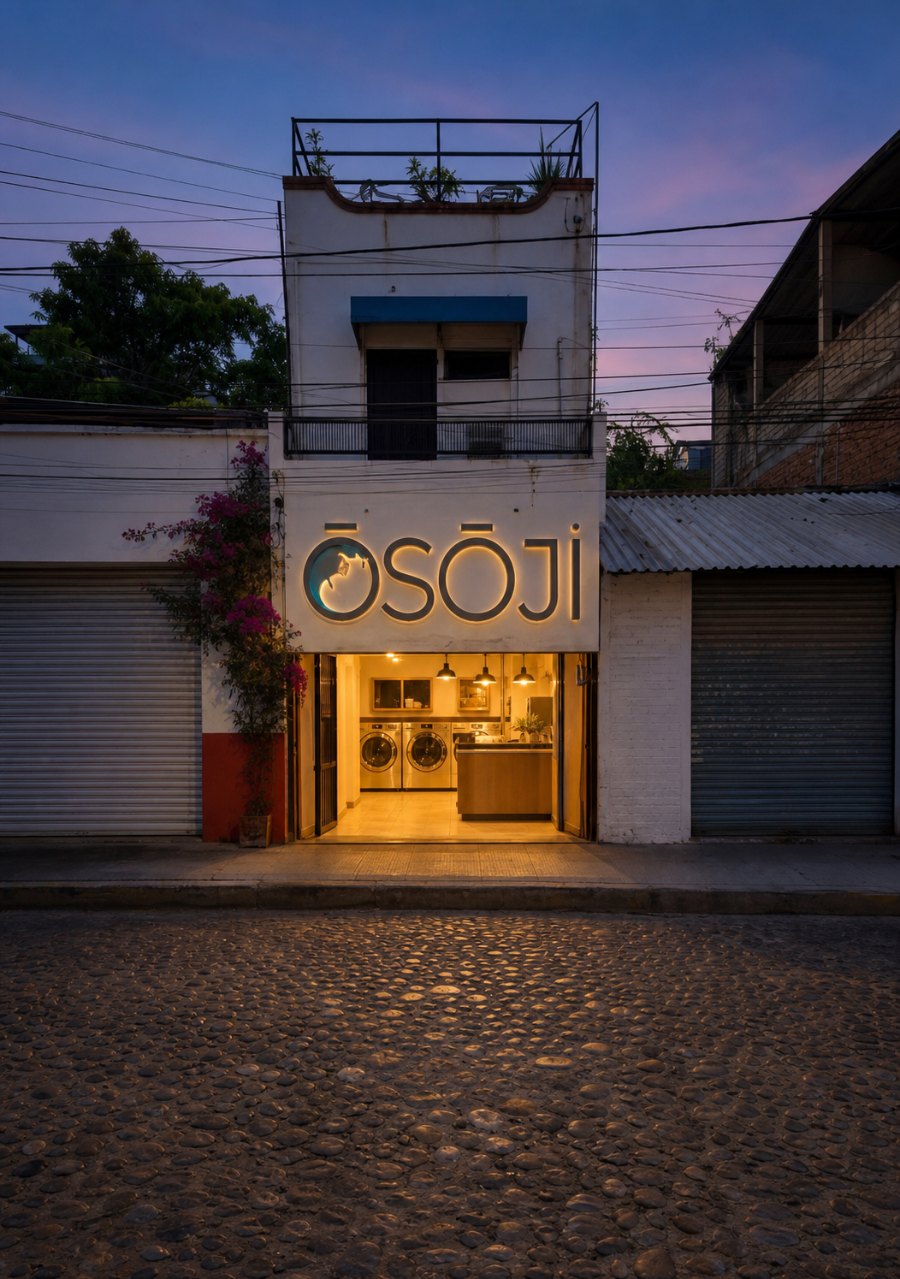 Fachada de Osoji al atardecer: el letrero iluminado sobre la puerta abierta y el interior con luz cálida